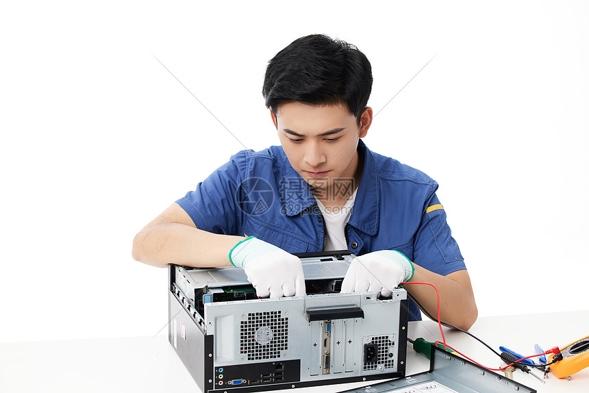 年輕的維修工 數據中心里的零件偵探